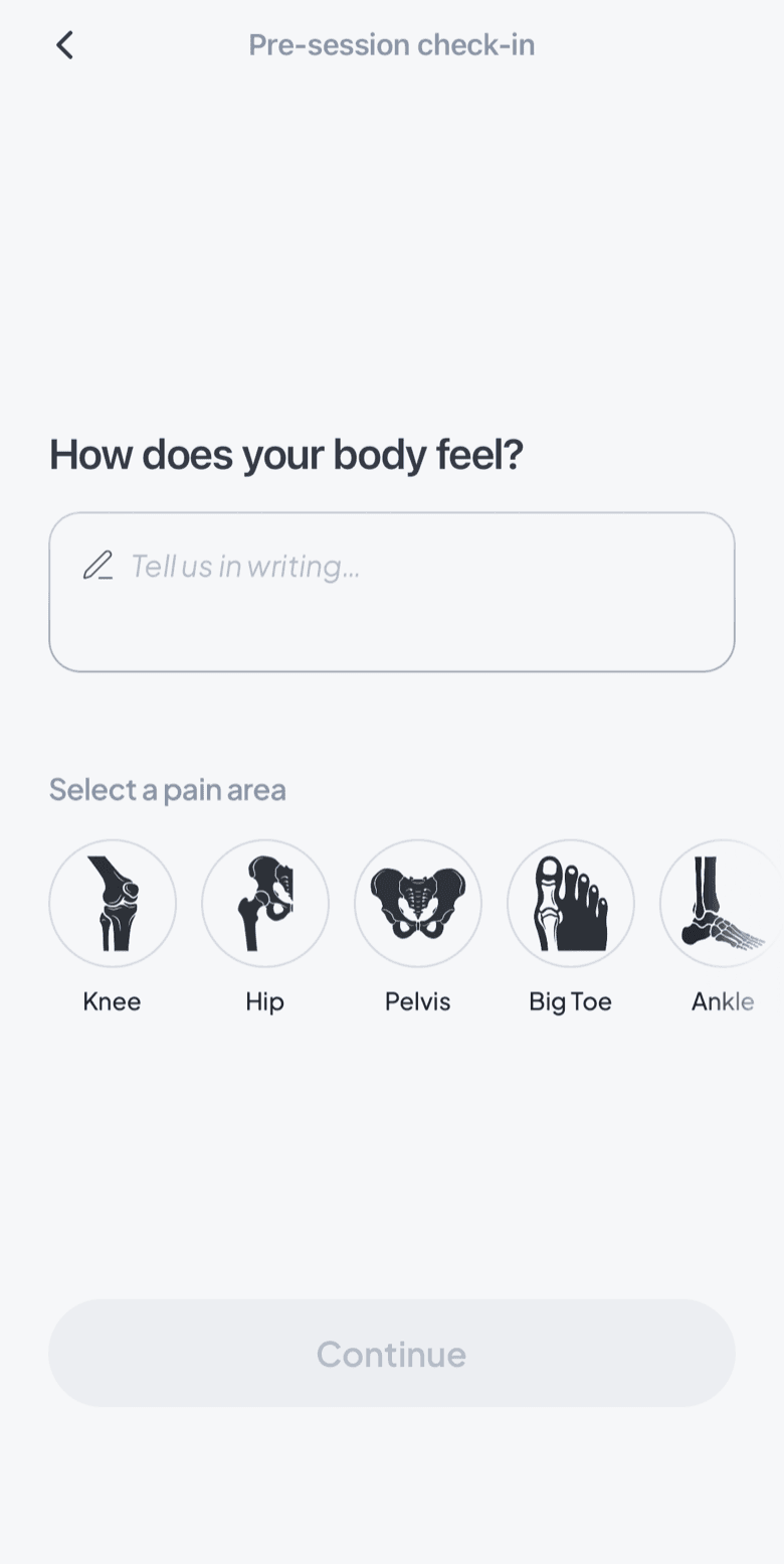 Schermata del check-in prima della sessione in Fasya: la domanda "Come si sente il tuo corpo?", un campo di testo libero e zone di dolore come ginocchio, anca e bacino